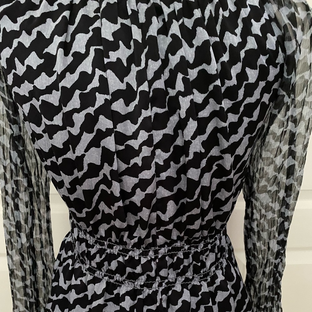 Karen Kane Gray and Black Geometric Print Top - Size Medium - Picture 9 of 14